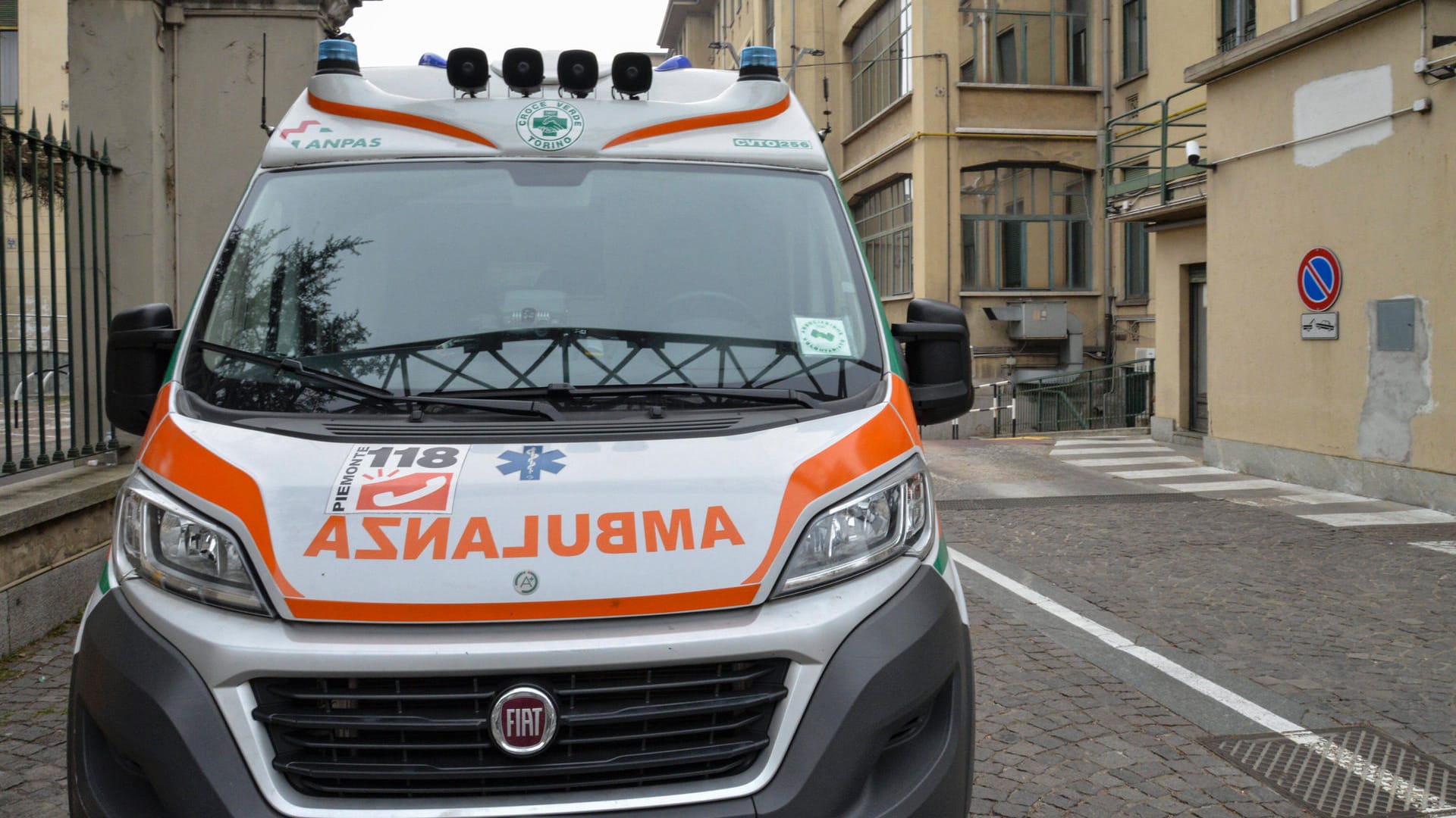 Ambulanz in Italien: Ein Zehnjähriger klemmte sich in einem Altkleider-Container ein. Er starb im Krankenhaus. Ambulanz in Italien: Ein Zehnjähriger klemmte sich in einem Altkleider-Container ein. Er starb im Krankenhaus.
