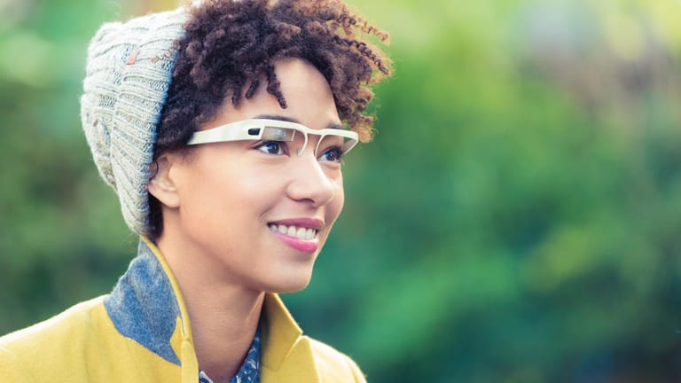 Smarte Brille mit integrierter Kamera und AR-Display (Symbolbild): Apple arbeitet offenbar an seiner Version von Google Glass.