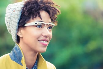 Smarte Brille mit integrierter Kamera und AR-Display (Symbolbild): Apple arbeitet offenbar an seiner Version von Google Glass.