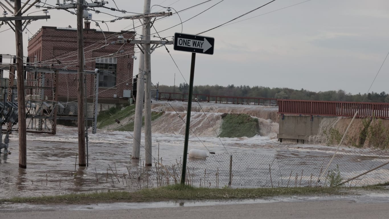 Überschwemmung am Sanford-Damm in Michigan: In dem US-Bundesstaat mussten 10.000 Menschen ihre Häuser verlassen.