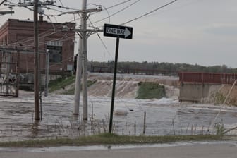 Überschwemmung am Sanford-Damm in Michigan: In dem US-Bundesstaat mussten 10.000 Menschen ihre Häuser verlassen.