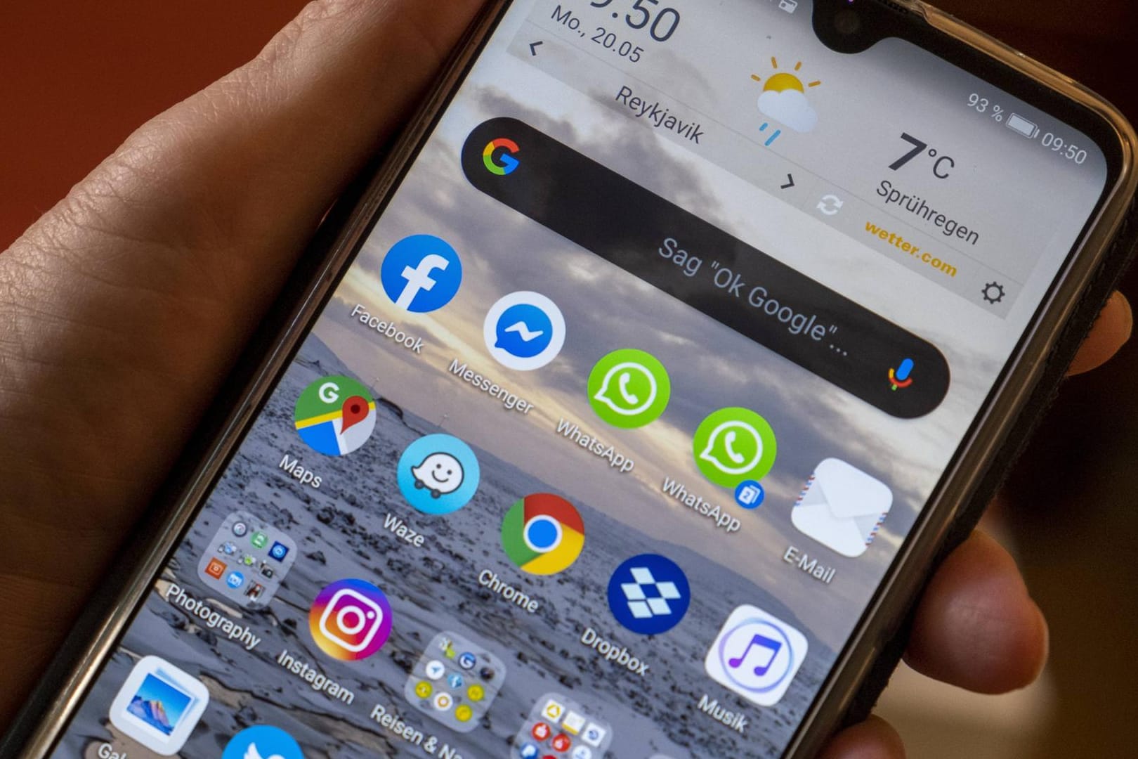 Android-Smartphone mit Google-Suchleiste: Die Google-Suche bekommt auf Wunsch einen dunklen Hintergrund.