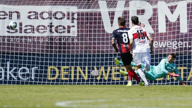 Der VfB Stuttgart hatte durch einen späten Elfmetertreffer beim SV Wehen Wiesbaden verloren. Der VfB Stuttgart hatte durch einen späten Elfmetertreffer beim SV Wehen Wiesbaden verloren.