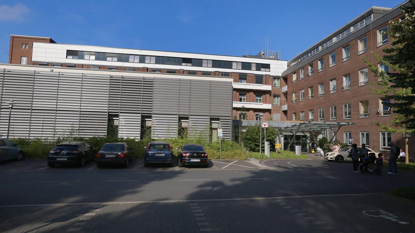 Das St. Josefs Hospital im Stadtteil Hörde: In allen Dortmunder Kliniken gilt nun ein einheitliches Besuchsverbot.
