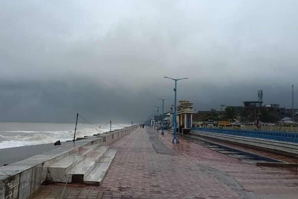 Menschenleer ist die Promenade entlang der Küste des Golfes von Bengalen bei Chandbali im ostindischen Bundesstaat Orissa vor dem Landfall von Zyklon "Amphan".