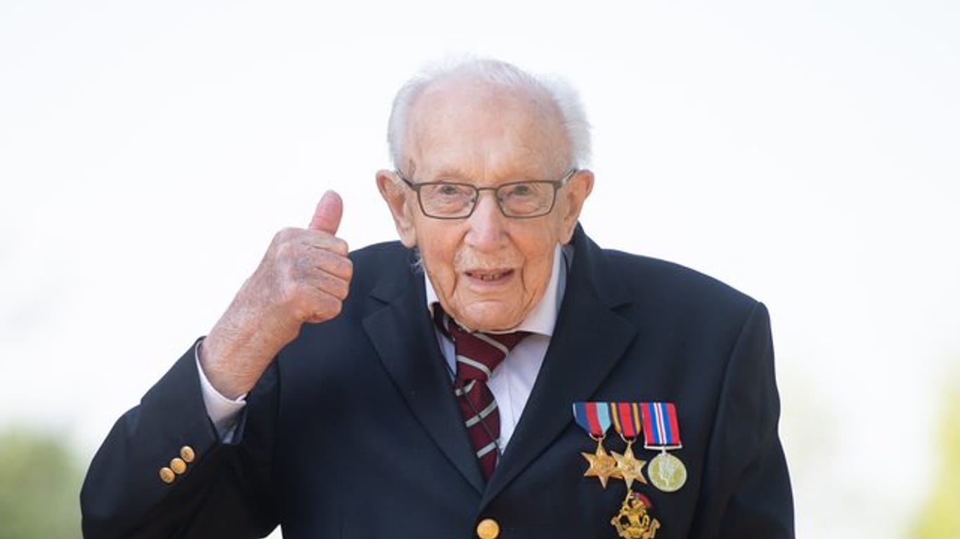 Der 100 Jahre alte Brite Tom Moore wird zum Ritter geschlagen.