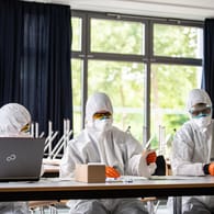 Corona-Tests an einer Schule in Münster: Experten rechnen mit wieder steigenden Infektionszahlen.