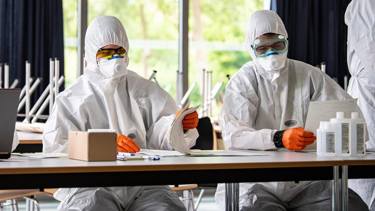 Corona-Tests an einer Schule in Münster: Experten rechnen mit wieder steigenden Infektionszahlen.