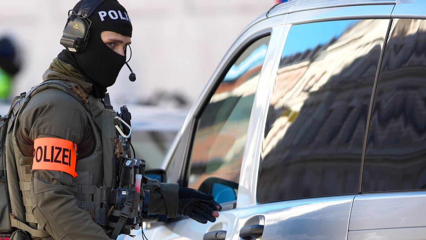 Ein Beamter eines Spezialeinsatzkommandos der Polizei: Beamte des SEK haben einen mutmaßlichen Mafiosi festgenommen.