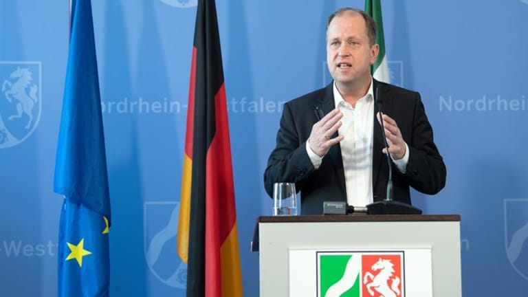 Joachim Stamp (FDP), Familienminister von NRW, spricht zur Presse: Noch ist unklar, ob die Eltern im Land Kita-Beiträge im Juni zahlen müssen.