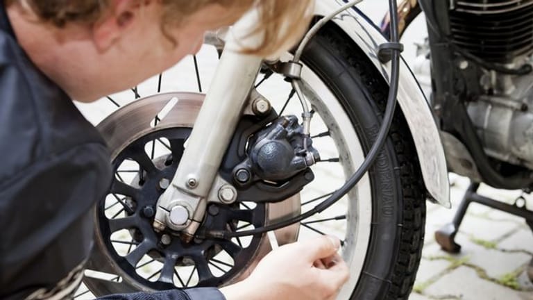 Sicherheitsmaßnahmen: Den Zustand der Bremsen checken Motorradfahrer am besten regelmäßig.