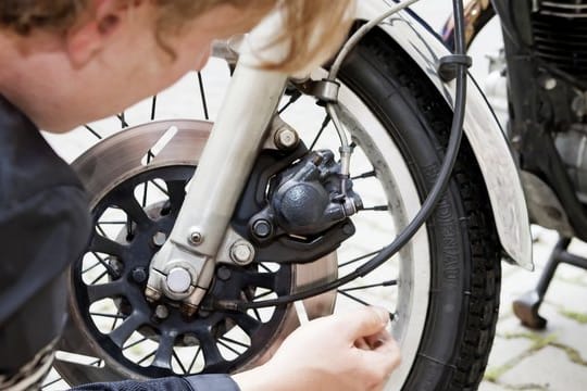 Sicherheitsmaßnahmen: Den Zustand der Bremsen checken Motorradfahrer am besten regelmäßig.