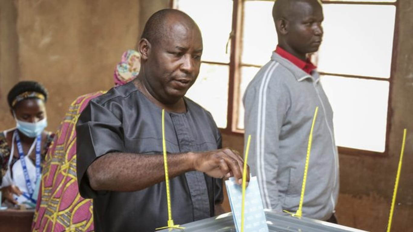 Evariste Ndayishimiye (M), Präsidentschaftskandidat für die Regierungspartei CNDD-FDD, gibt seine Stimme in einem Wahllokal ab.