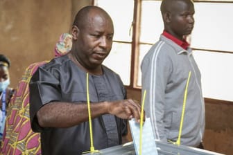 Evariste Ndayishimiye (M), Präsidentschaftskandidat für die Regierungspartei CNDD-FDD, gibt seine Stimme in einem Wahllokal ab.