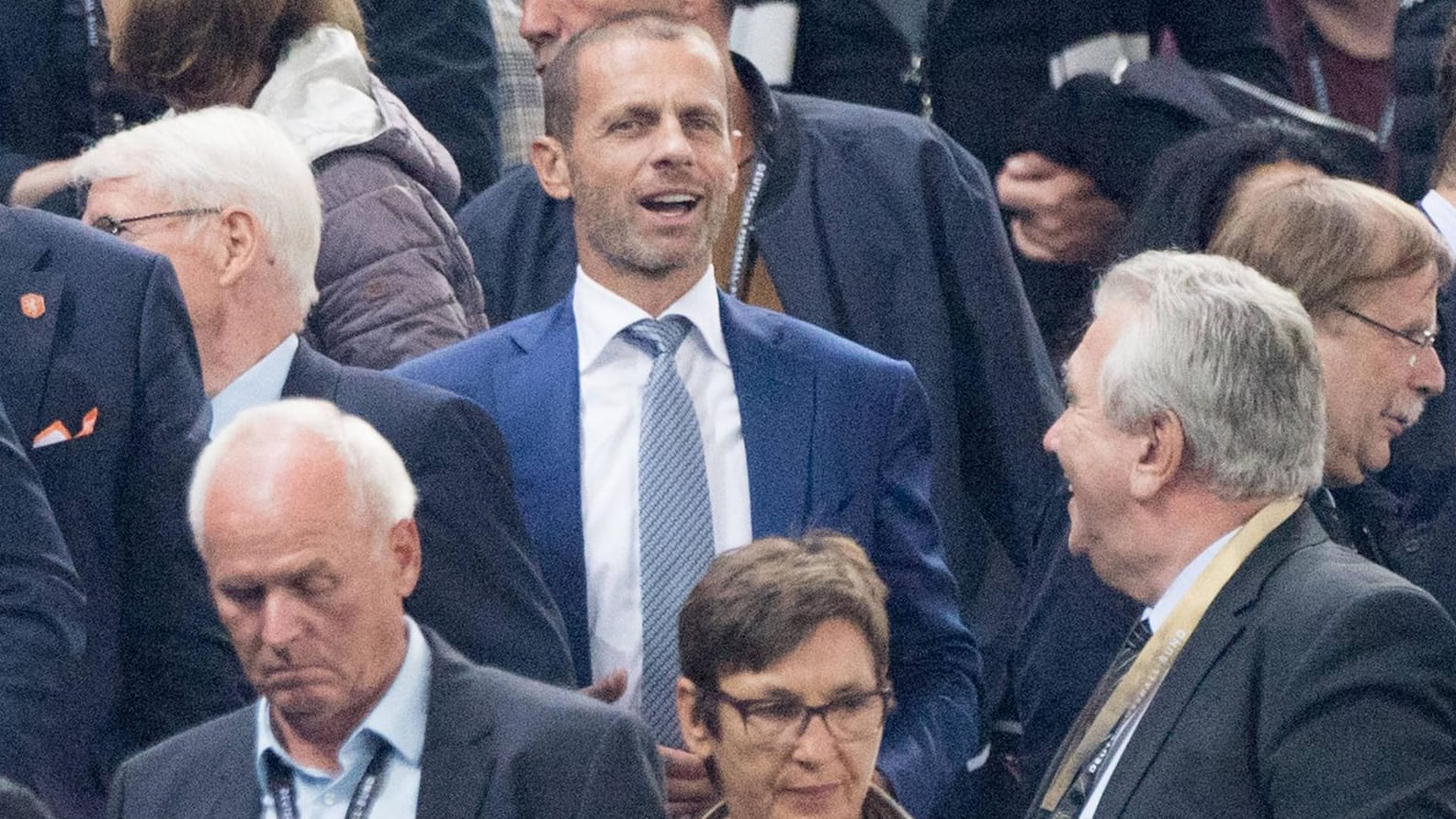 Fußballgucken auf einer prall gefüllten Tribüne: Uefa-Chef Aleksander Ceferin geht davon aus, dass Fans trotz Corona-Krise bald wieder ins Stadion dürfen.