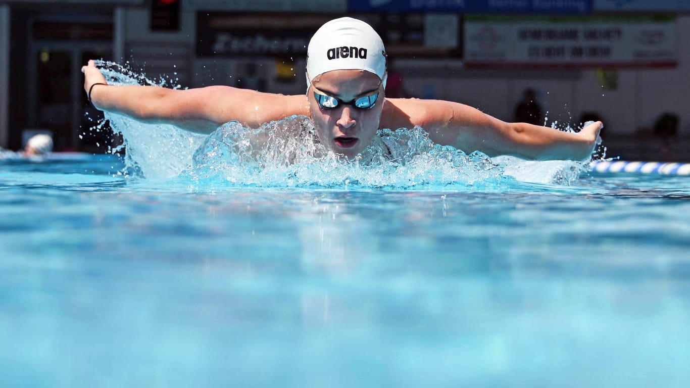 Giulia Goerigk im Wasser: Die Leistungsschwimmerin darf wieder im Freien trainieren.