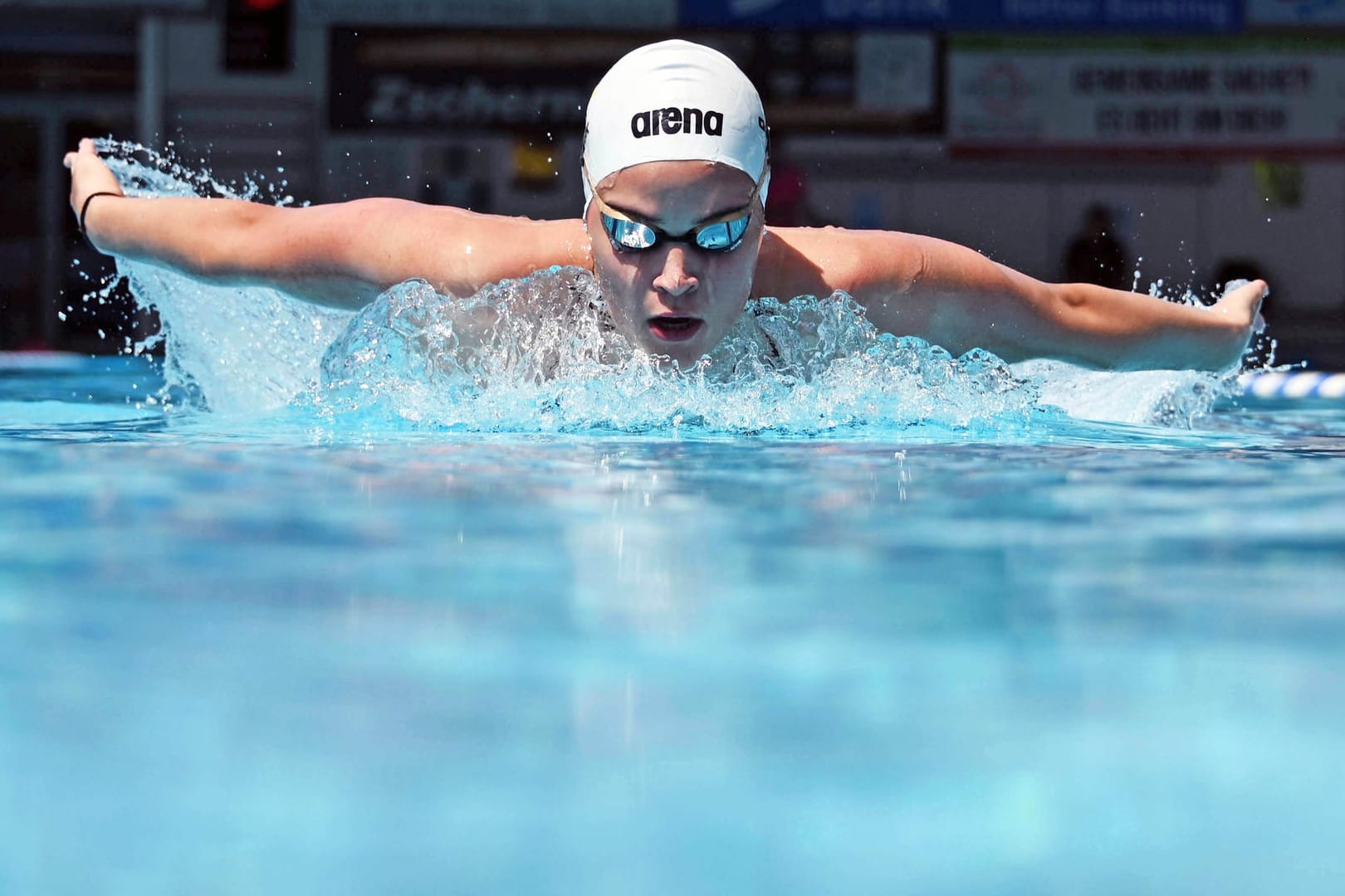 Giulia Goerigk im Wasser: Die Leistungsschwimmerin darf wieder im Freien trainieren.