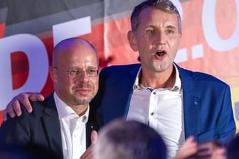 Björn Höcke, Spitzenkandidat der AfD bei der Landtagswahl in Thüringen, und Andreas Kalbitz (l), Landesvorsitzender der AfD in Brandenburg.