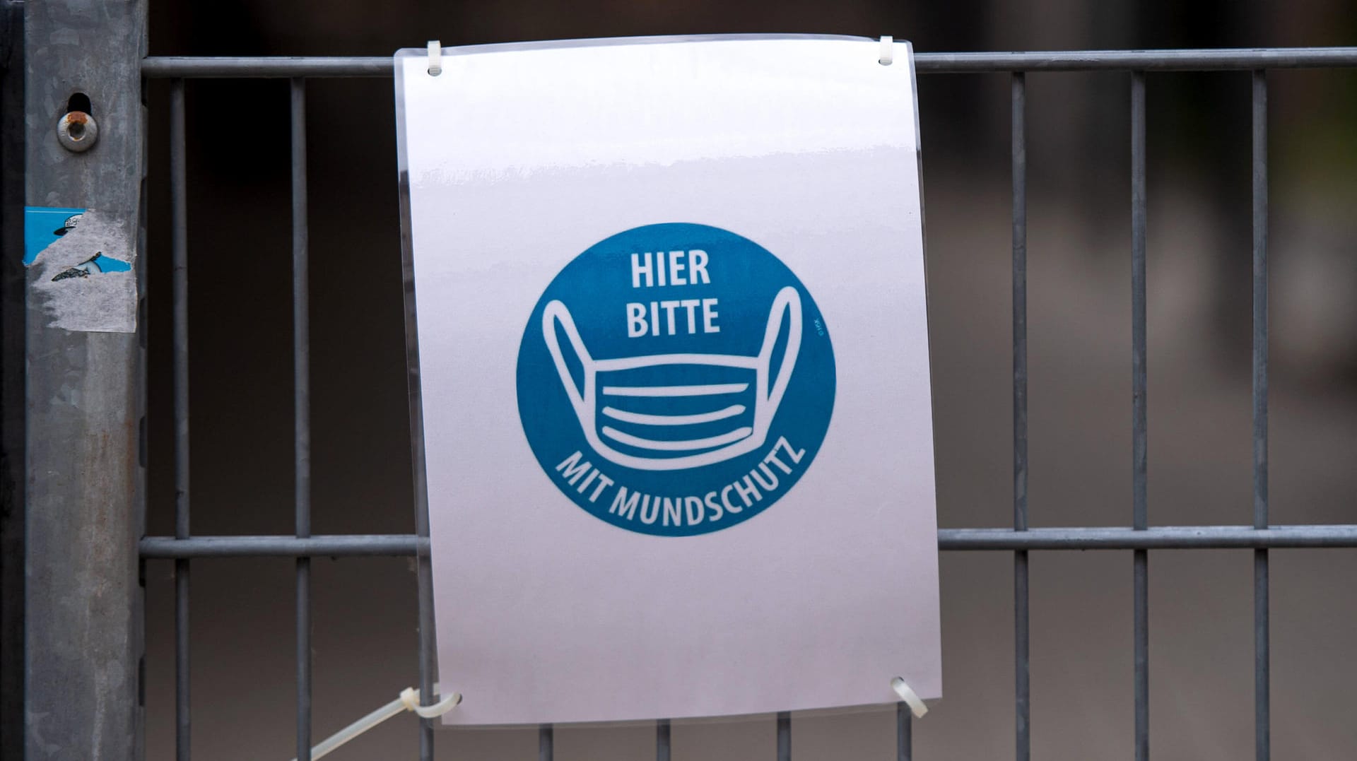 Ein Schild weist in Bielefeld auf die Maskenpflicht hin: In Bielefeld sind zum dritten Mal innerhalb einer Woche keine Neuinfektionen hinzugekommen. Ein Schild weist in Bielefeld auf die Maskenpflicht hin: In Bielefeld sind zum dritten Mal innerhalb einer Woche keine Neuinfektionen hinzugekommen.