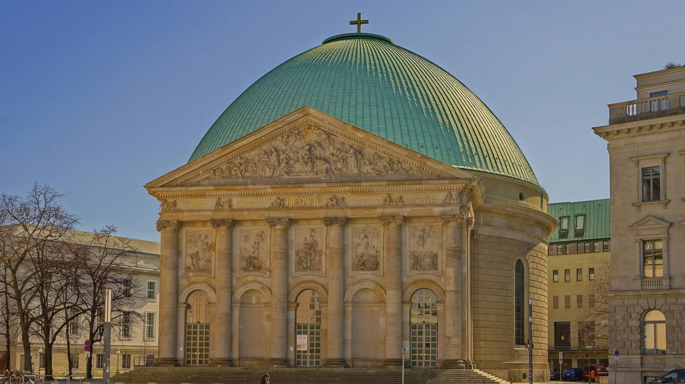 Die St. Hedwigs Kathedrale am Bebelplatz in Berlin: Ihr Kuppeln werden saniert.