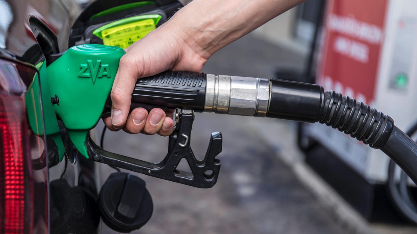 Eine tankende Person (Symbolbild): Das Bundeskabinett hat beschlossen, ab kommendem Jahr unter anderem den CO2-Preis auf Benzin zu erhöhen.