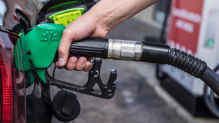 Eine tankende Person (Symbolbild): Das Bundeskabinett hat beschlossen, ab kommendem Jahr unter anderem den CO2-Preis auf Benzin zu erhöhen.