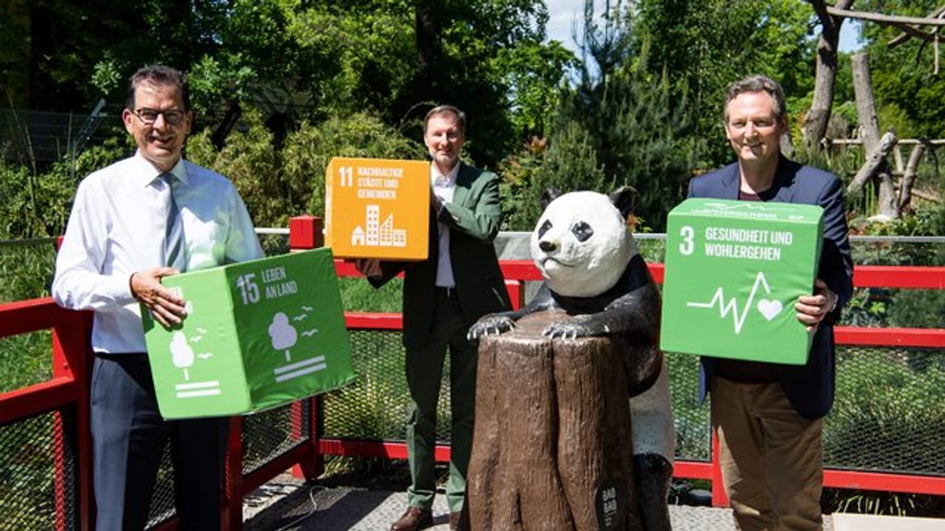 Gerd Müller (CSU), Entwicklungsminister (l-r), Andreas Knieriem, Direktor von Zoo in Berlin, und Eckart von Hirschhausen werben für den Erhalt der Artenvielfalt.
