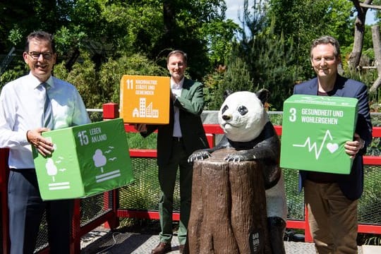 Gerd Müller (CSU), Entwicklungsminister (l-r), Andreas Knieriem, Direktor von Zoo in Berlin, und Eckart von Hirschhausen werben für den Erhalt der Artenvielfalt.
