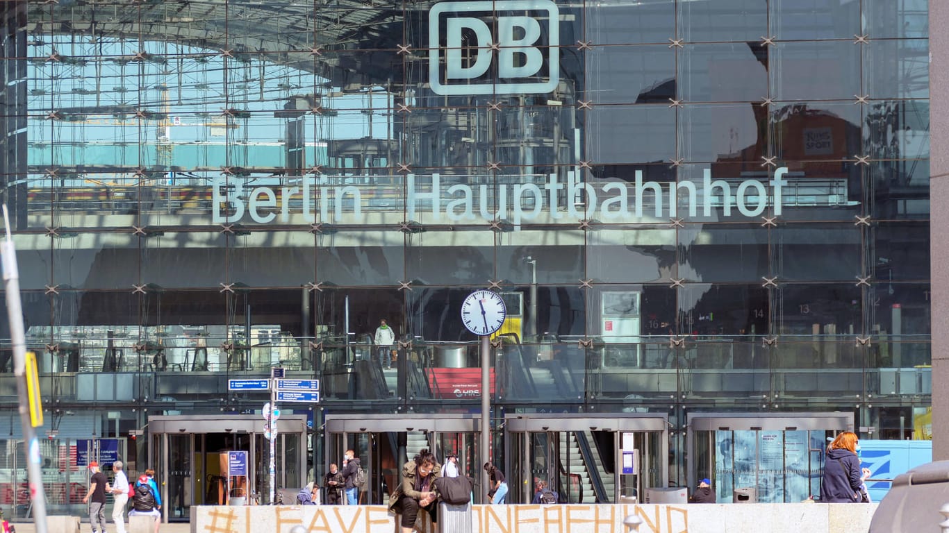 Blick auf den Hauptbahnhof in Berlin: Die Deutsche Bahn setzt wieder Sprinter-Züge von München nach Berlin ein.