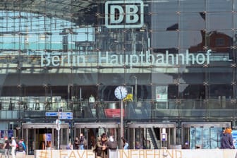 Blick auf den Hauptbahnhof in Berlin: Die Deutsche Bahn setzt wieder Sprinter-Züge von München nach Berlin ein.