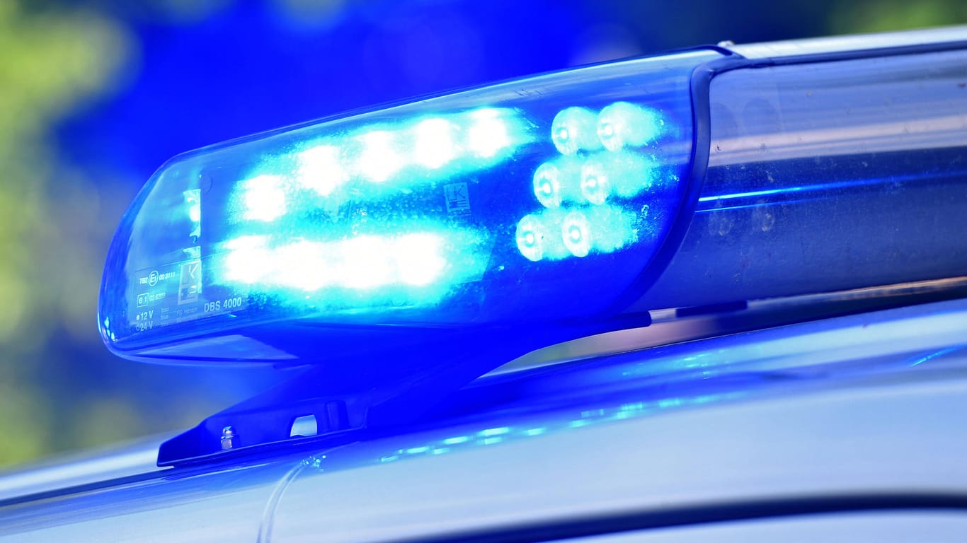 Blaulicht (Symbolbild): In Brandenburg wurde die Polizei wegen eines offenbar entflohenen Tieres alarmiert.