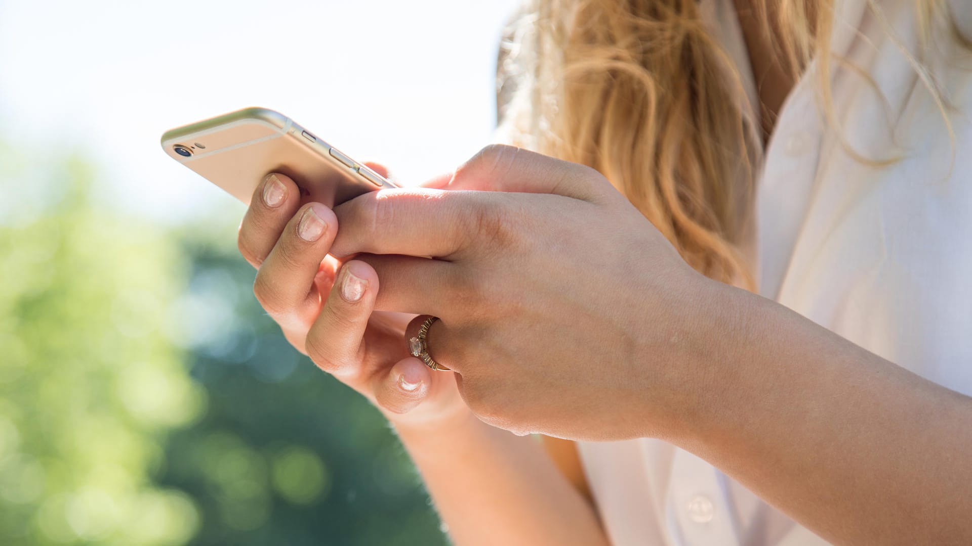 Eine Frau mit Smartphone: Wer bestehende Rabatte nicht aufs Spiel setzen will, sollte seinen Vertrag während der Laufzeit nicht ändern. Eine Frau mit Smartphone: Wer bestehende Rabatte nicht aufs Spiel setzen will, sollte seinen Vertrag während der Laufzeit nicht ändern.