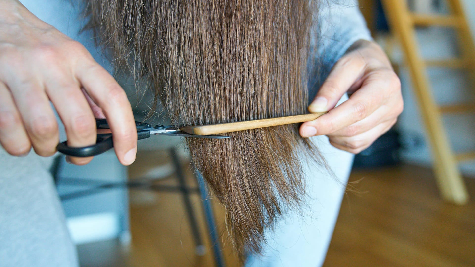 Haare werden geschnitten: In Düsseldorf ist ein illegaler Salon aufgeflogen. Haare werden geschnitten: In Düsseldorf ist ein illegaler Salon aufgeflogen.