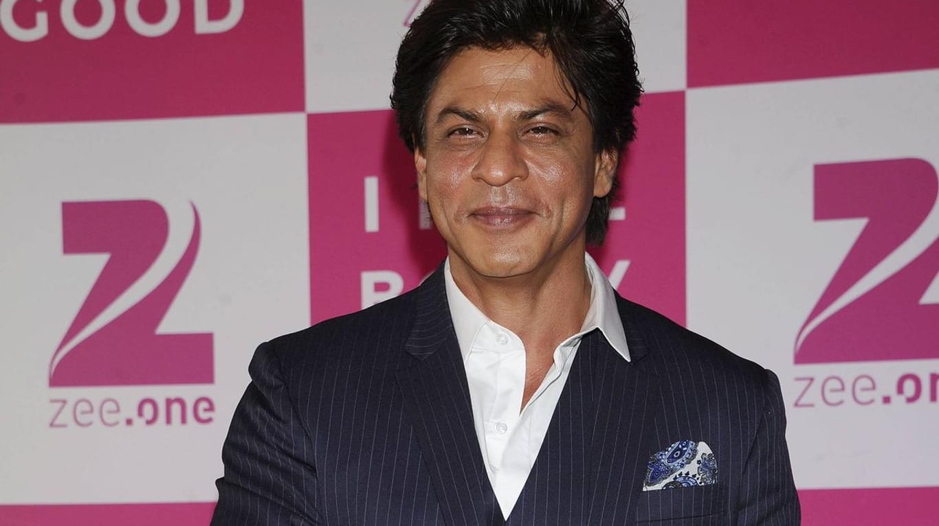 Shah Rukh Khan: Der Schauspieler drückte 2016 den Buzzer zum Deutschlandstart von Zee.One. Nun wird der Sender schon wieder abgesetzt.