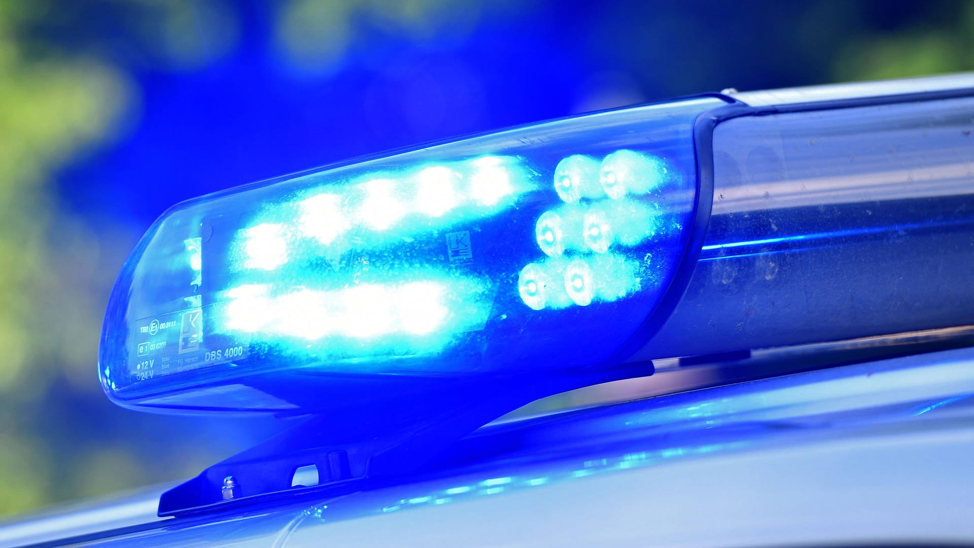 Blaulicht an einem Polizeiauto: In Nürnberg ist eine Fliegerbombe gefunden worden. Blaulicht an einem Polizeiauto: In Nürnberg ist eine Fliegerbombe gefunden worden.