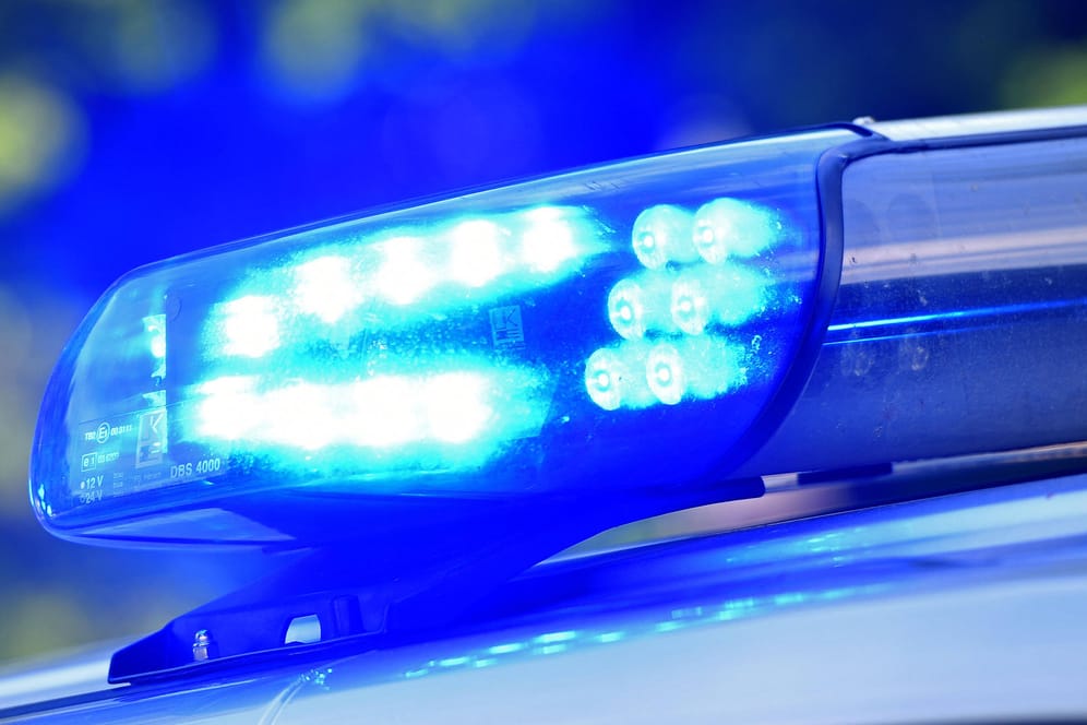 Blaulicht an einem Polizeiauto: In Nürnberg ist eine Fliegerbombe gefunden worden.