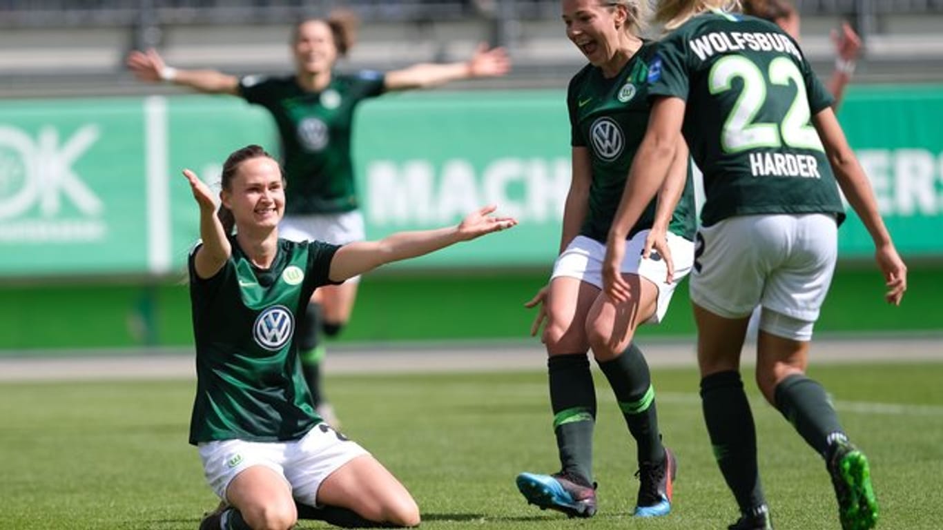 Die Frauen vom VfL Wolfsburg führen die Bundesliga souverän an.