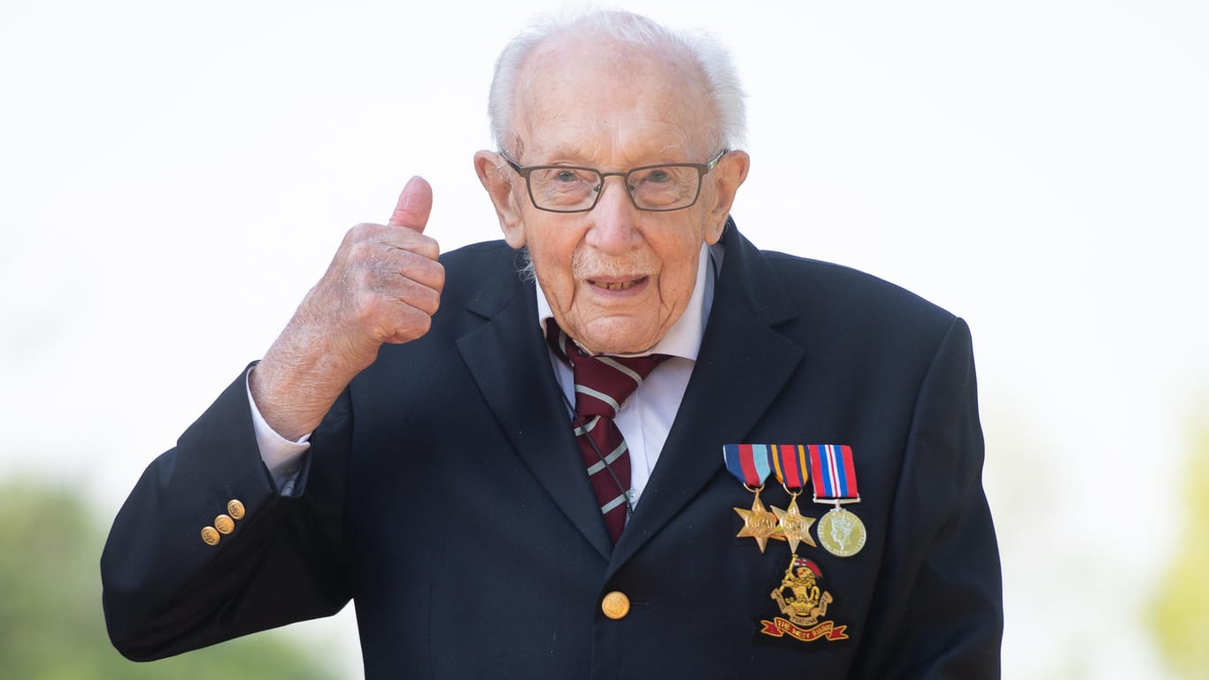 Der damals 99-jährige Kriegsveteran Tom Moore (Archiv-Foto): Der mittlerweile 100-jährige Moore hat sich in der Corona-Krise durch einen Spendenlauf in Großbritannien zum Helden gemausert – jetzt wird er von der Queen für seine Verdienste zum Ritter ernannt.
