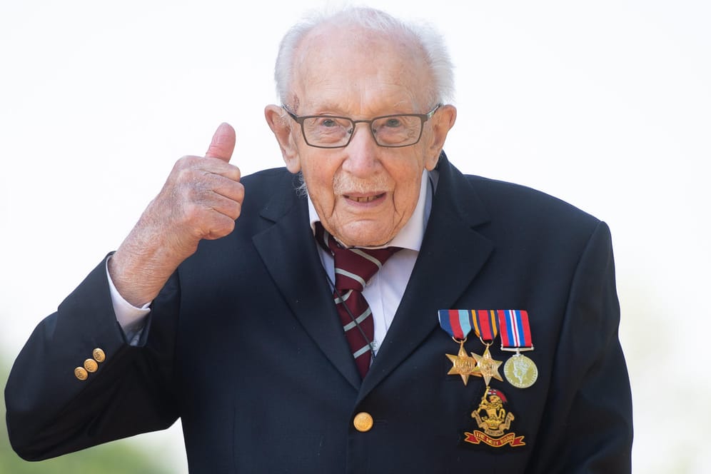 Der damals 99-jährige Kriegsveteran Tom Moore (Archiv-Foto): Der mittlerweile 100-jährige Moore hat sich in der Corona-Krise durch einen Spendenlauf in Großbritannien zum Helden gemausert – jetzt wird er von der Queen für seine Verdienste zum Ritter ernannt.