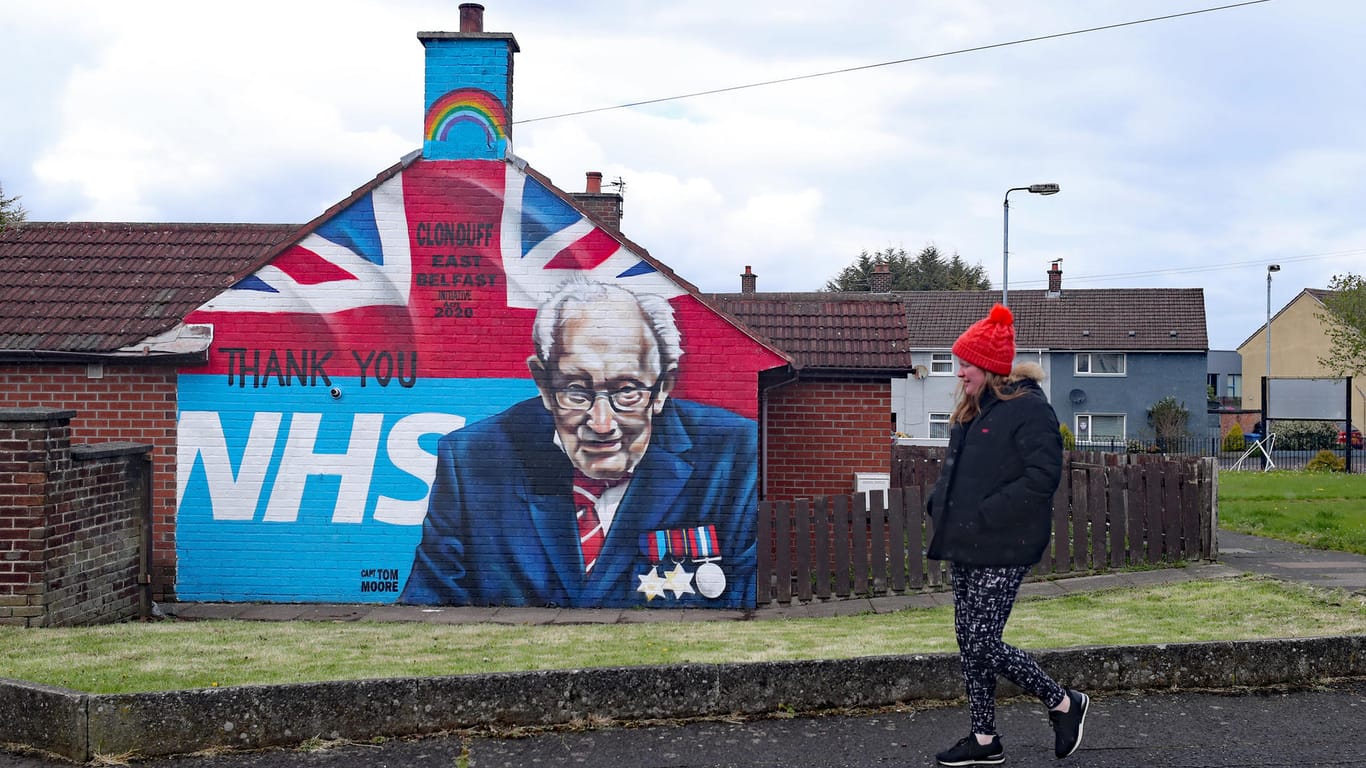 Ein Wandgemälde ehrt den Kriegsveteran Moore, der mit der Fußballhymne "You'll Never Walk Alone" in Großbritannien sogar die Charts stürmte.