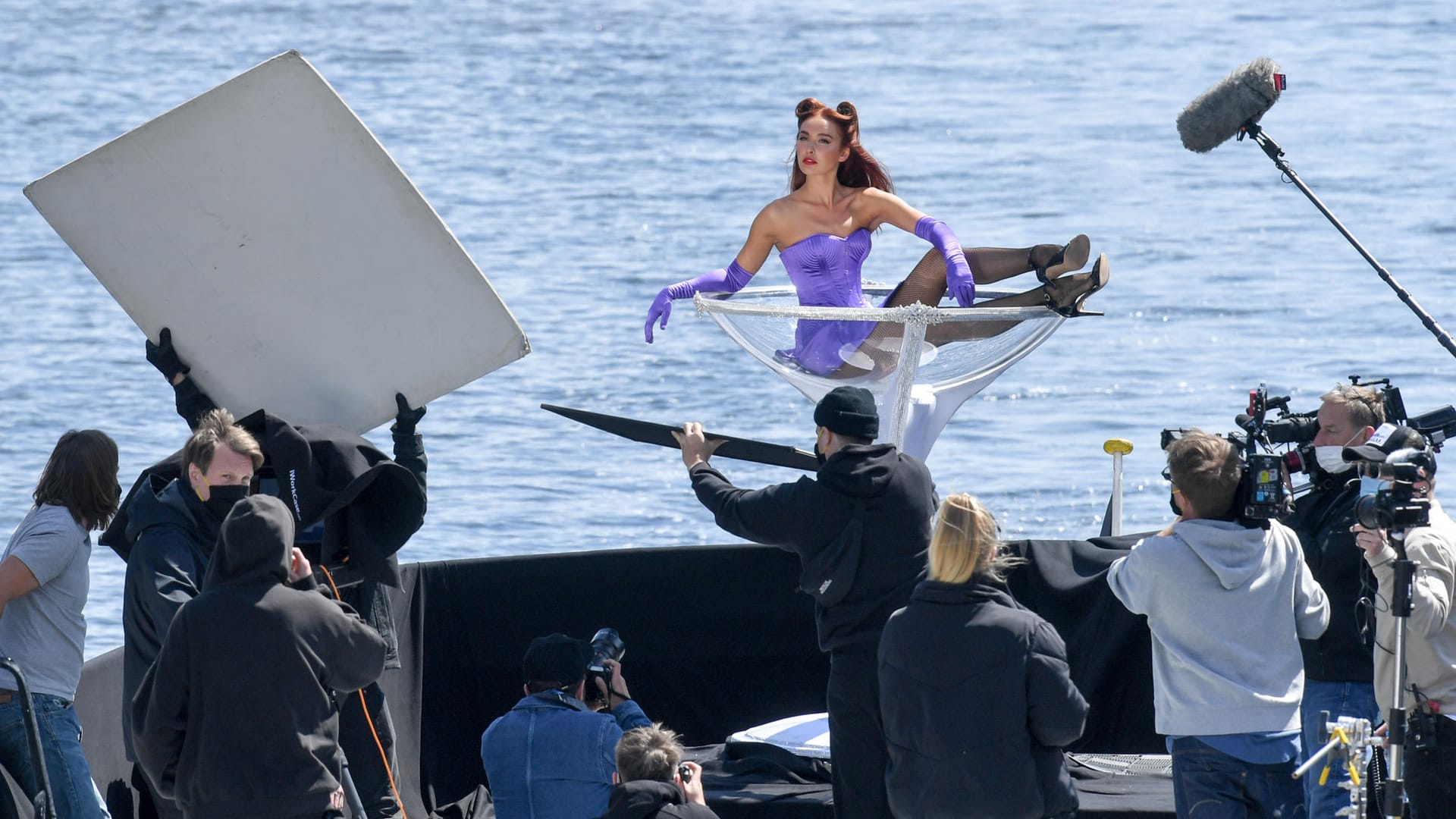 Jacky posiert vergangene Woche beim Shooting auf der Spree: Hier hat das Finale für die Kandidatinnen schon begonnen.