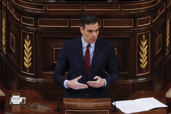 Spaniens Ministerpräsident Pedro Sánchez hat den Notstand trotz zunehmender Proteste verärgerter Bürger erneut verlängert.