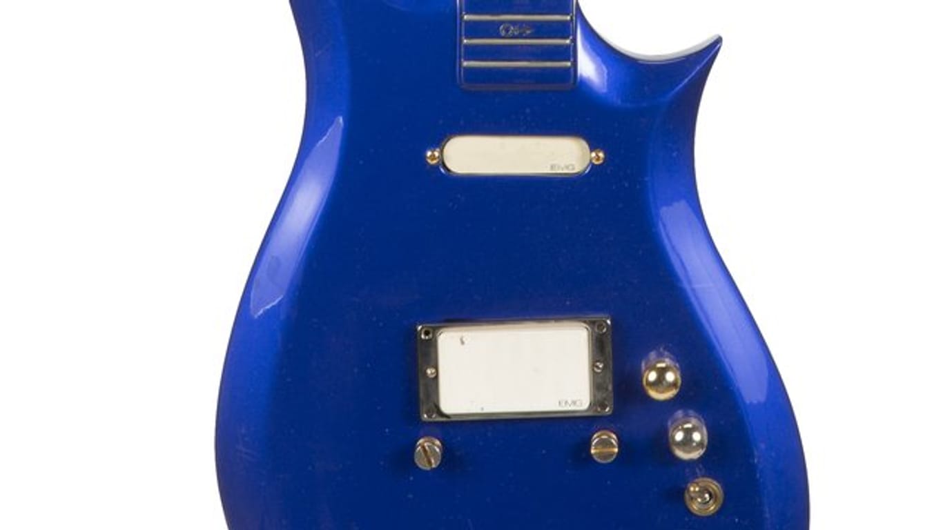 Die von Julien's Auctions zur Verfügung gestellte undatierte Aufnahme zeigt die Cloud 2 "Blue Angel" Gitarre des Musikers Prince.