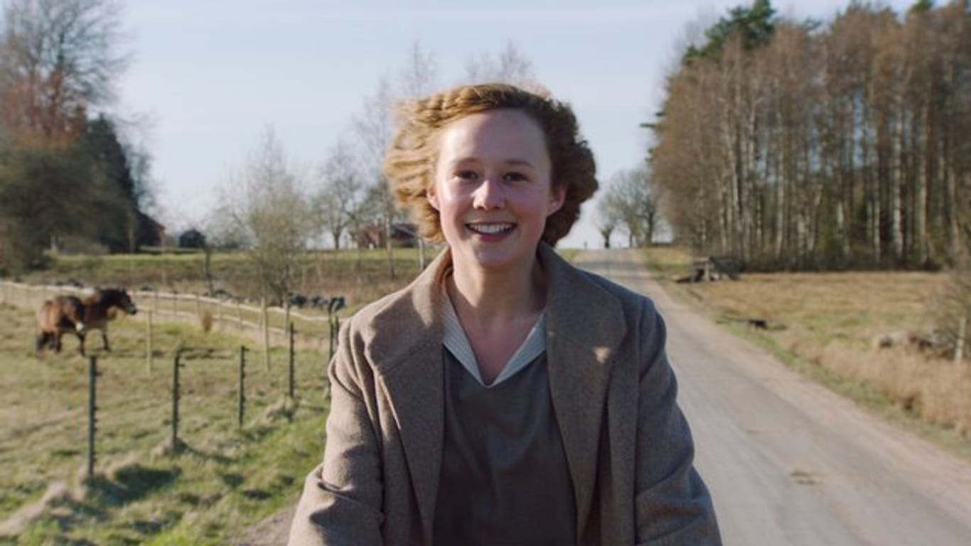 Die 16-jährige Astrid (Alba August) in einer Szene des gleichnamigen Films.