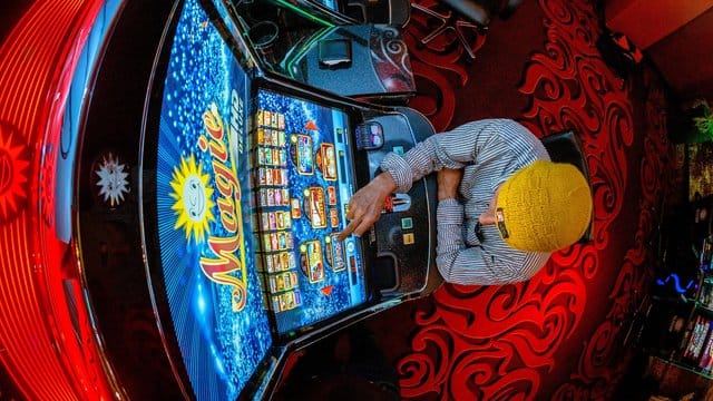 Zurück am Automaten: Dank der Corona-Krise mussten Menschen mit Glücksspiel-Problemen eine Pause einlegen. Zurück am Automaten: Dank der Corona-Krise mussten Menschen mit Glücksspiel-Problemen eine Pause einlegen.