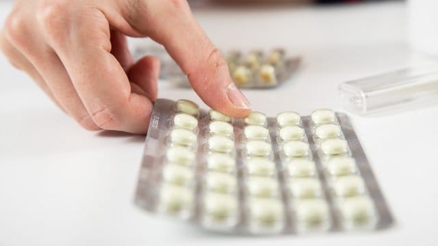 Wie vom Arzt verschrieben: Gerinnungshemmer sollten Herzpatienten auch in Corona-Zeiten zuverlässig und ohne Unterbrechung einnehmen. Wie vom Arzt verschrieben: Gerinnungshemmer sollten Herzpatienten auch in Corona-Zeiten zuverlässig und ohne Unterbrechung einnehmen.