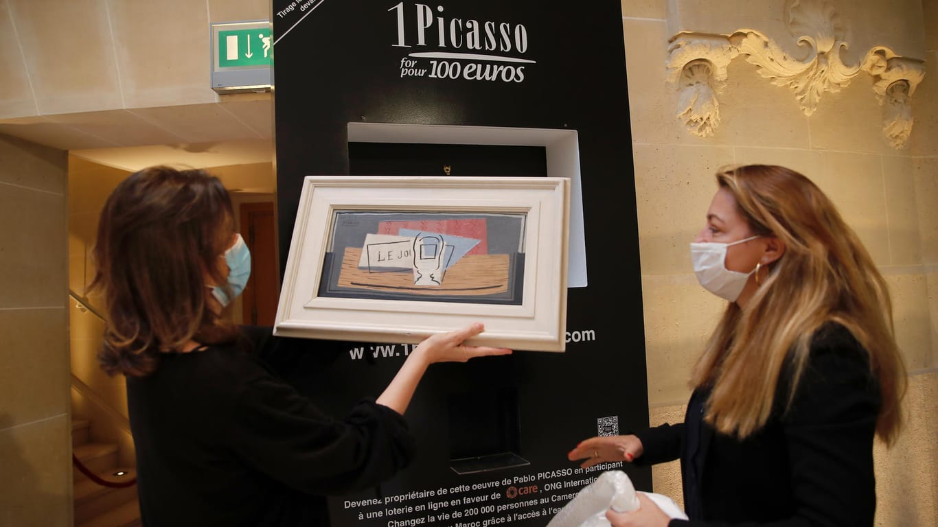 Die Organisatoren der Auslosung mit dem Gewinn: Der Wert des Bildes von Pablo Picasso wird auf rund eine Million Euro geschätzt.