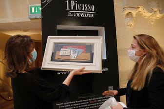 Die Organisatoren der Auslosung mit dem Gewinn: Der Wert des Bildes von Pablo Picasso wird auf rund eine Million Euro geschätzt.