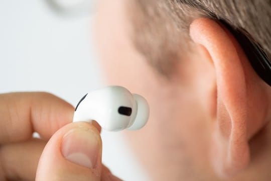 Drahtlose Kopfhörer: Der Nahfunk-Standard NFC soll es bald ermöglichen, mobile Kleinstgeräte wie True-Wireless-Kopfhörer oder Smartwatches ohne Kabel wieder aufzuladen.