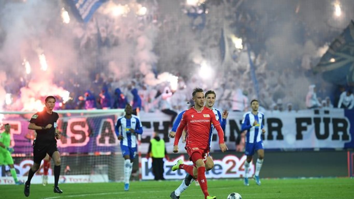 Das Hinspiel zwischen Union und Hertha wurde von reichlich Pyrotechnik begleitet.
